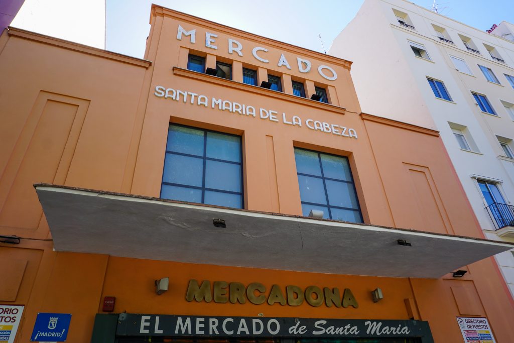 Detalle de la fachada principal del mercado de Santa María de la Cabeza