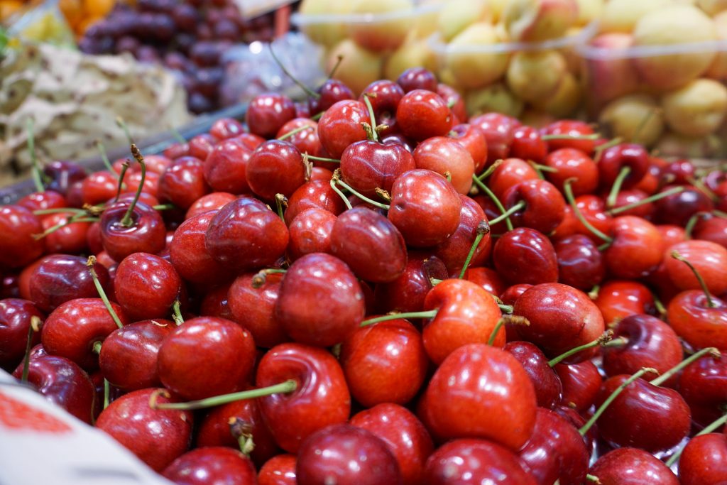 Deliciosas cerezas de temporada expuestas en una de las fruterías del mercado de Santa María de la Cabeza