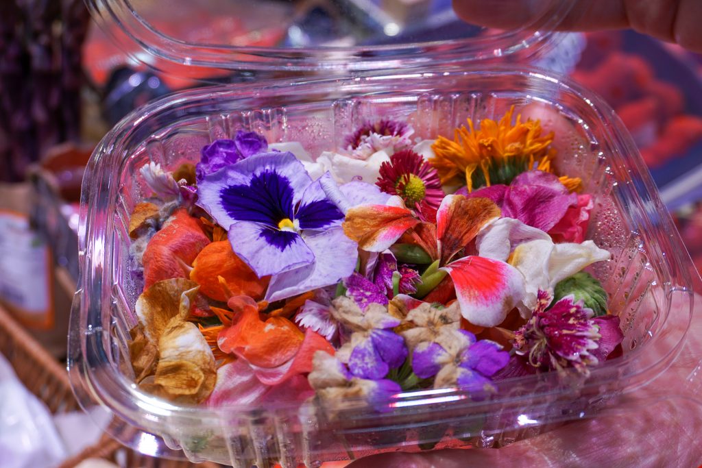 detalle de envase con flores frescas comestibles