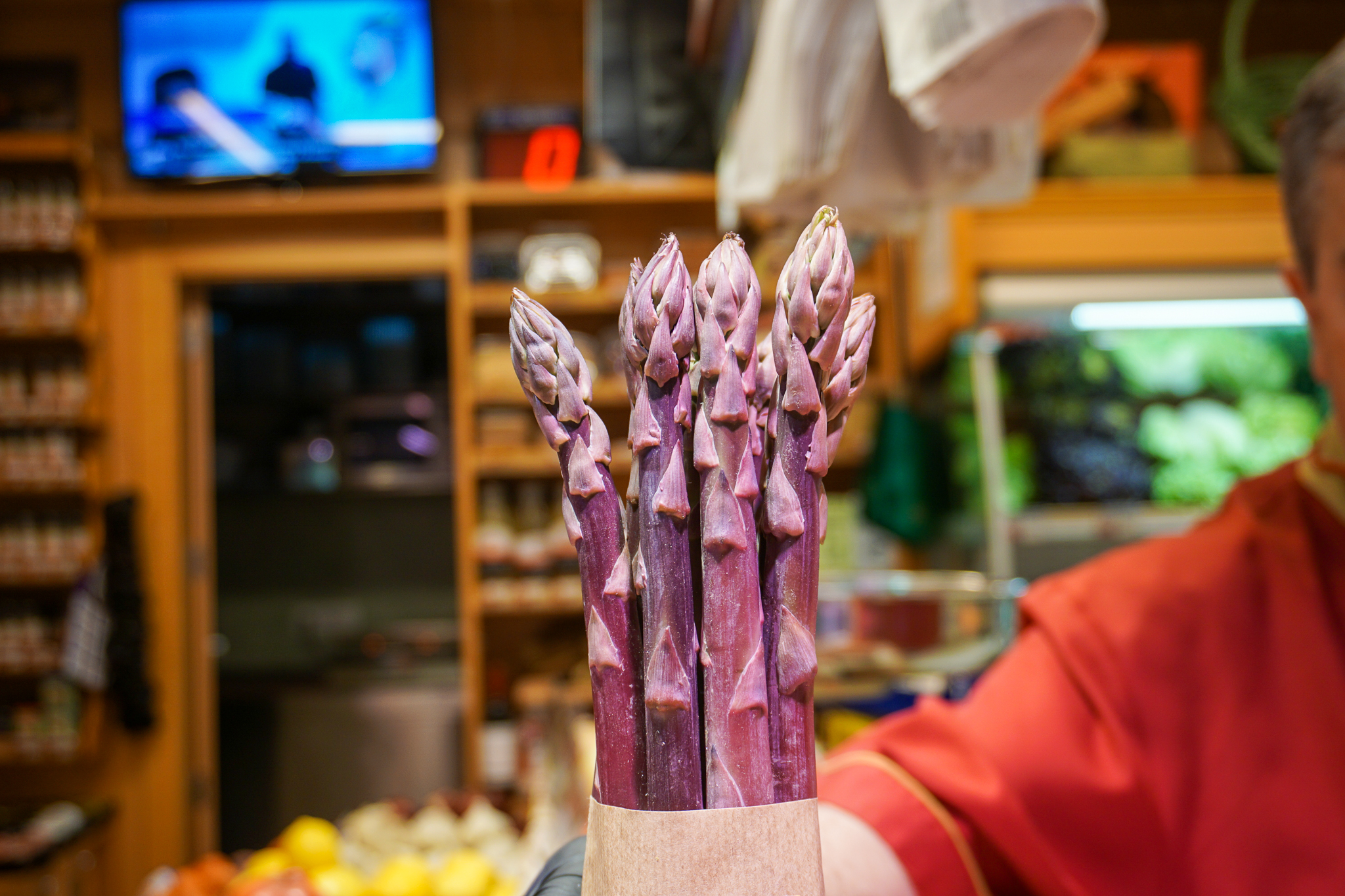 Imagen de espárragos violetas expuestos en el mercado de Santa María de la Cabeza