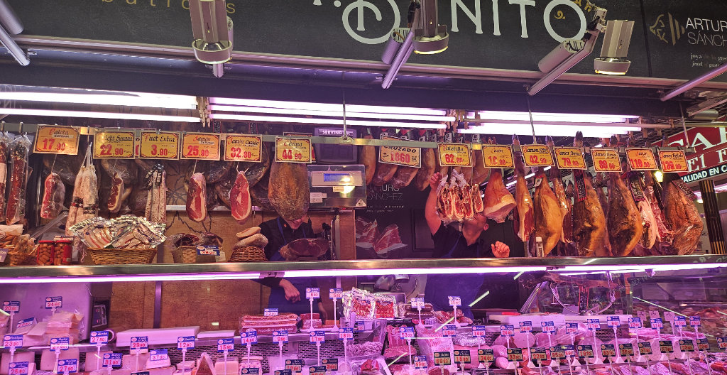 Chorizo de León, jamones y quesos en charcutería del puesto 67-68