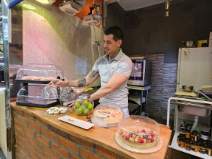 Repostería artesanal, catering y comida peruana puesto 76 UMAMY BAKERY Mercado Santa María de la Cabeza