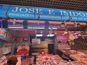 Mariscos recién cocidos José e Isidoro puesto 87-88 Mercado Santa María de la Cabeza