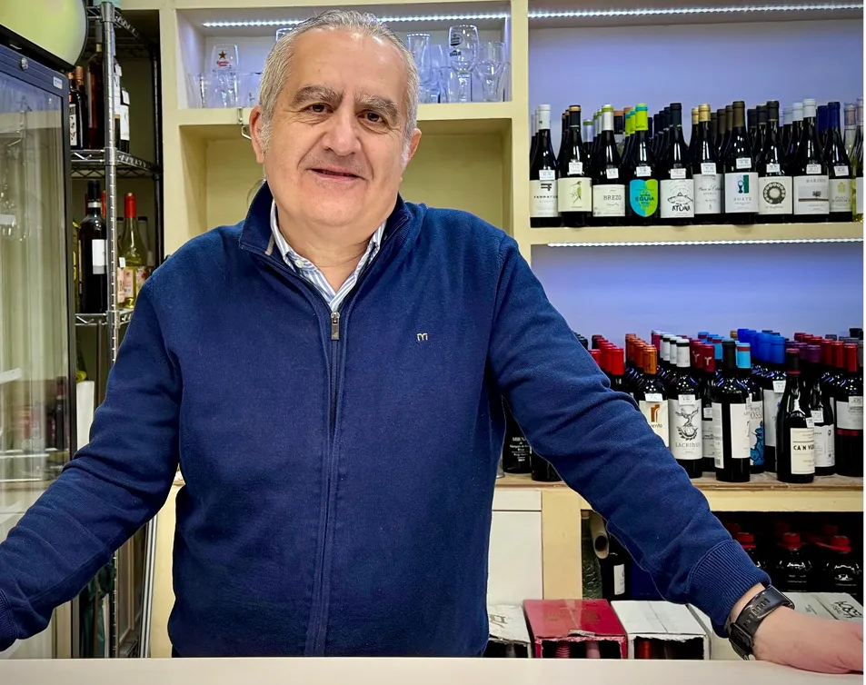 5 tipos de vinos españoles que debes probar una vez en la vida 5 angel es el propietario de la escondida vinoteca en arganzuela ubicado en el mercado de santa maria de la cabeza