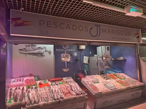 mostrador de la pescaderia jj del mercado de santa maria de la cabeza