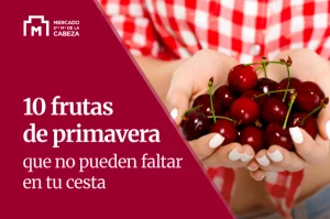 chica posando con cerezas